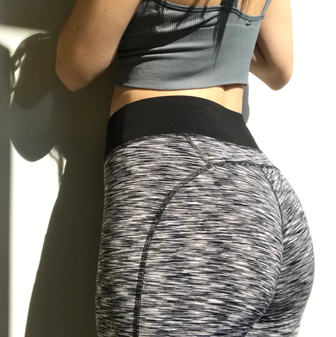 Grå randiga träningstights