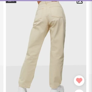 NLY trend Lose fit denim - Säljer pga fel storlek, inköpta för två månader sedan och endast använda fåtal gånger, så gott som nya🌞 Så som byxorna sitter på modellen är en rättvis bild över passformen🌸 