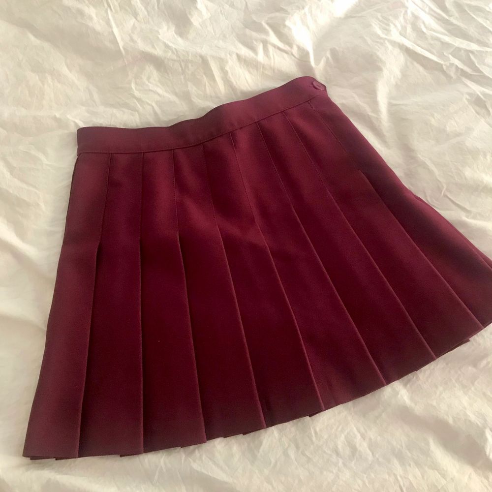 Äkta klassisk tenniskjol från American Apparel, svår att få tag på ✨ perfekt passform och bra kvalitet. Jättefint skick, inte använt den så mycket alls. Köpt för länge sen när AA fortfarande hade butiker i Sverige. Tyvärr lite för liten för mig! 💔. Kjolar.
