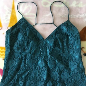 Somrigt linne - Kort linne med lite öppen rygg, perfekt till sommaren! Storlek Xs men passar upp till M, beroende på hur man vill att det ska sitta. Helt nytt.                                             Skriv för fler bilder!💚