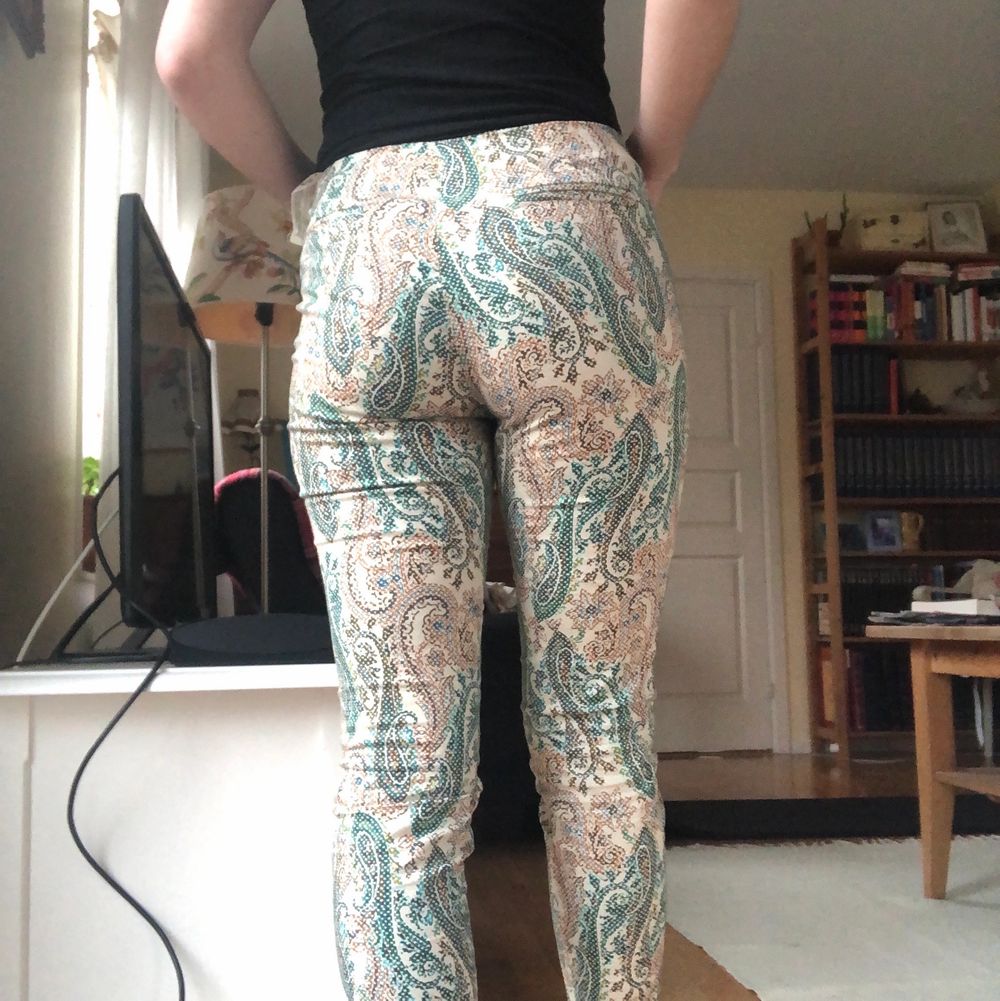 Mönstrade byxor från Zara köpta i Rom i strl Small. . Jeans & Byxor.