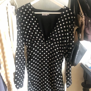 prickig klänning  - SÅ fin klänning från Cholé B x NA-KD!! säljer eftersom den är lite stor på mig tyvärr😪😪 men otroligt snygg med vadderade axlar och djup v-ringning💞