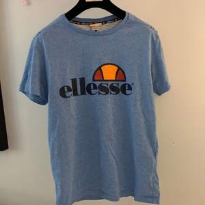 Jättesnygg Ellesse t-shirt som passar till nästan allt!!🤪 Den är i nyskick och har därför inga tecken på användning🤩 Säljer den pga att den inte kommit till användning.                                                                   ❗️skriv till mig vid intresse och buda i kommentarsfältet❗️