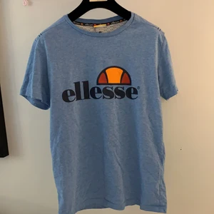 Ellesse t-shirt  - Jättesnygg Ellesse t-shirt som passar till nästan allt!!🤪 Den är i nyskick och har därför inga tecken på användning🤩 Säljer den pga att den inte kommit till användning.                                                                   ❗️skriv till mig vid intresse och buda i kommentarsfältet❗️
