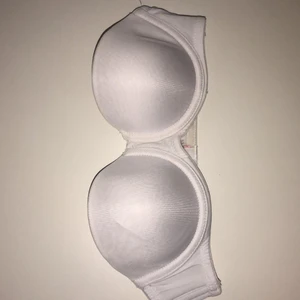 Bandlös vit bh från hunkemöller  - Vit bh utan band från hunkemöller. Använd ett fåtal gånger men i jättebra skick. Storlek 70 A. Köparen står för frakten 