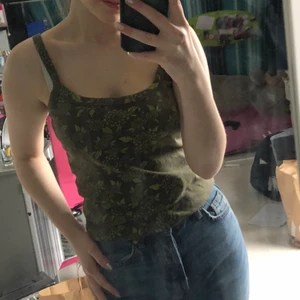 Grönt blommigt linne  - Mörkt grönt linne med ljus gröna blommor på, Från by ellos Storlek 38/40, Väldigt fint och i bra skick men används inte 