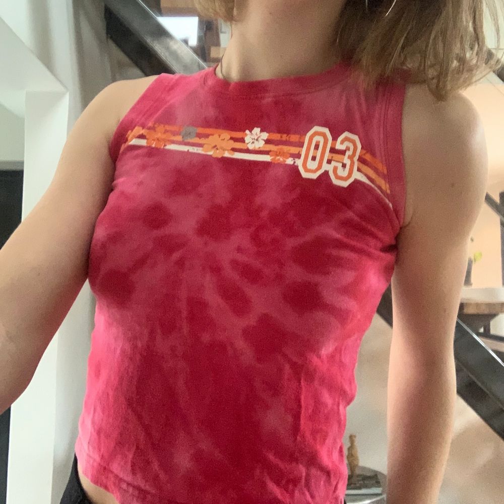 En röd rosa baby tee som jag köpt hĂ€r pĂ„ plick, som aldrig blivit anvĂ€nd av migđș Eftersom det Ă€r en babytee sĂ„ Ă€r den lite tight runt armarna men man kan alltid klippa större hĂ„l om det skulle behövas! Tveka inte att höra av om frĂ„gor, jag stĂ„r för fraktenđ. Toppar.