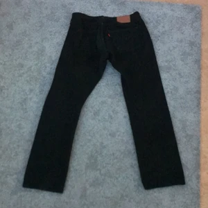 Levis 501 - Levis 501 raka svarta jeans i storleken W:33 L:32.  Budgivning!