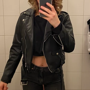 Skinnjacka - Hög efterfrågan, därav budgivning. Skinnjacka köpt på Zara. Köpt i L för att den ej ska sitta supertight. Skulle ärligt säga att det är en S/M.