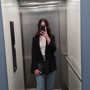 Datorfodral - Vi är ett Uf-företag och har designat dessa fodralen själva. De är oanvända och alltså i bra skick. Storlek 34×23×2. På baksidan finns en ficka som rymmer en del. Fler bilder finns på vår insta @cases.uf