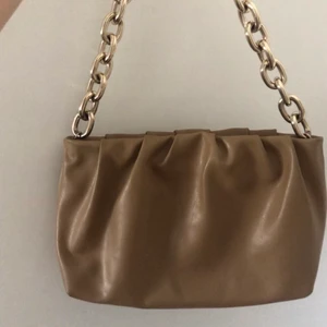 Beige brun väska - Super fin axelväska med kedja från HM🤎🤍 köparen står för frakt!