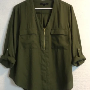 Blus  - Superfin oanvänd militärgrön blus! Storlek S men är lite oversize så passar även M🥰