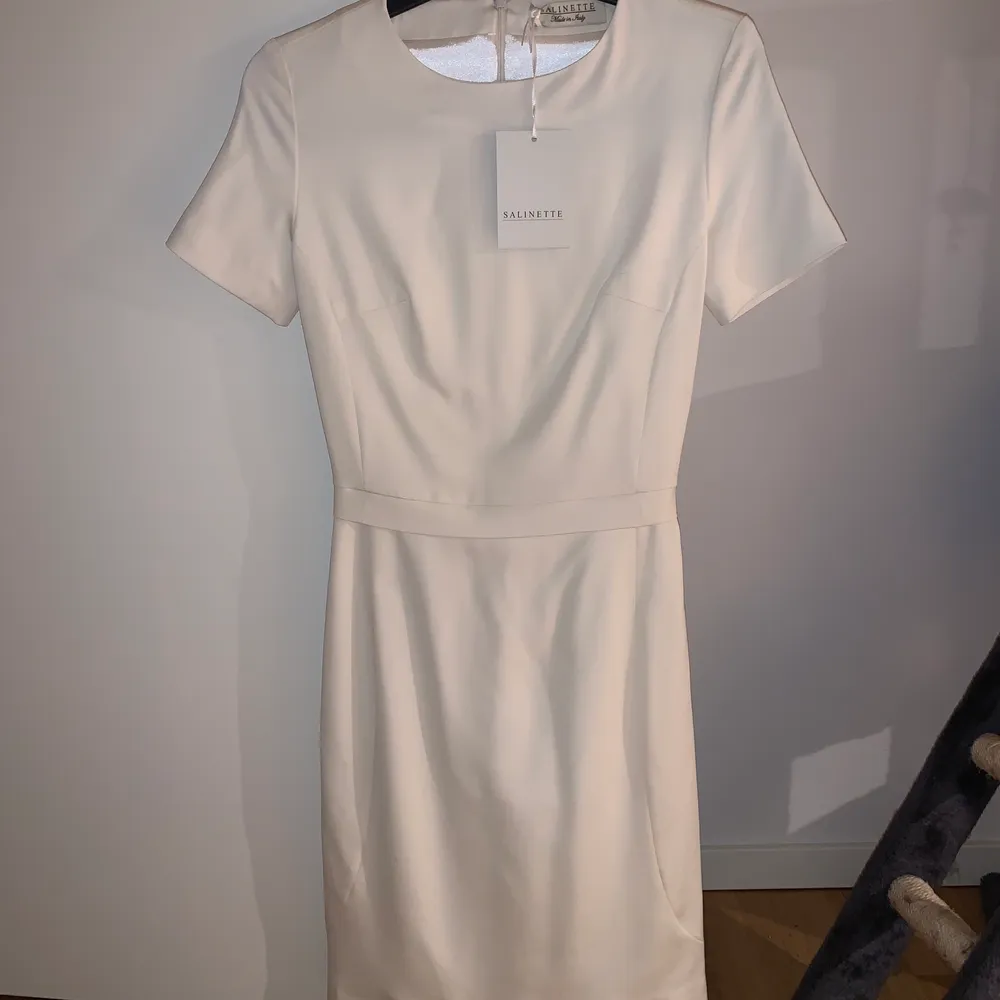 Helt ny klänning från Salinette, aldrig använd med prislapp på. Läs mer om klänningen på salinette.com. Inköpt för 2499:-, storlek S, passar både xs och s . Klänningar.