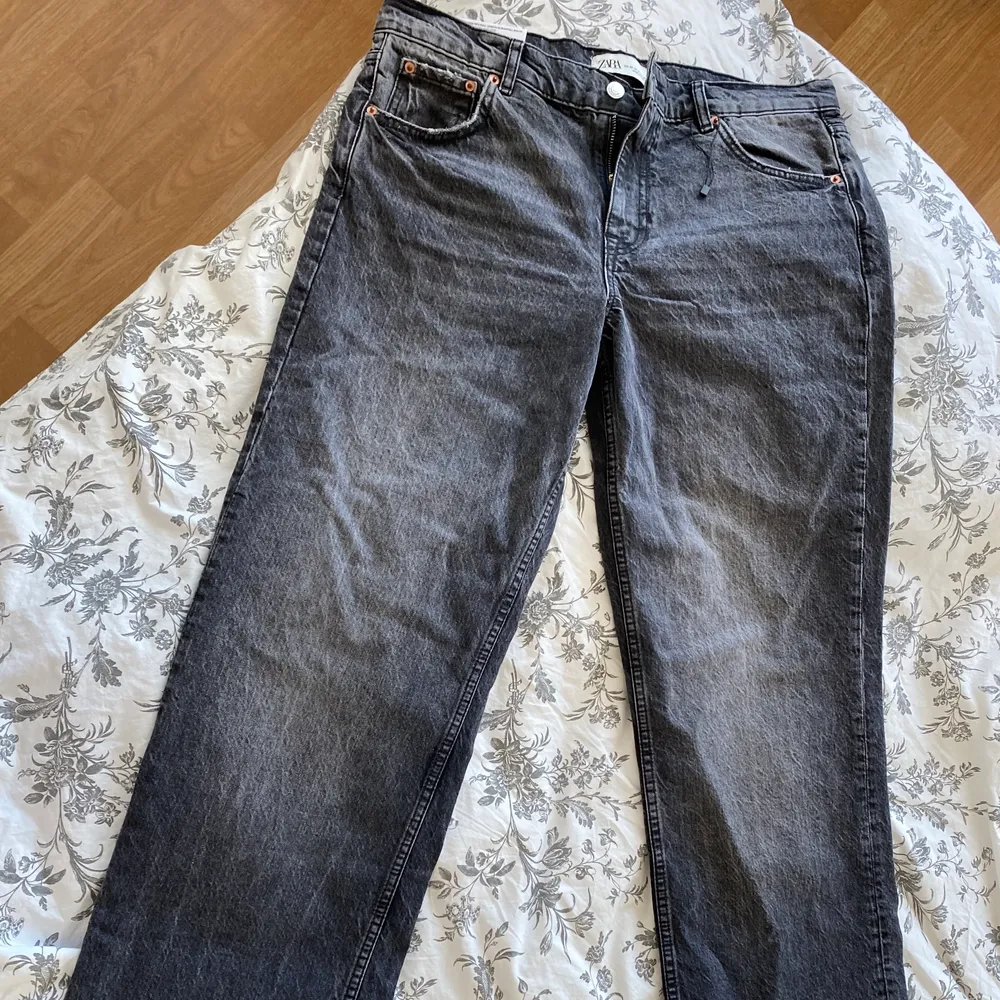 ”The 90’s full lenth mid rise” jeans från zara. Superfina jeans som är lite för stora i midjan för mig. De är långa och passar dom flesta i längden. Är många intresserade blir det budgivning annars skriv privat till mig.. Jeans & Byxor.
