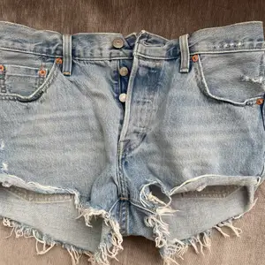 Levis shorts, strl 27 i midjan. Köparen står för frakt. 💜 Finns inga bilder på mig i dom för dom är för små 