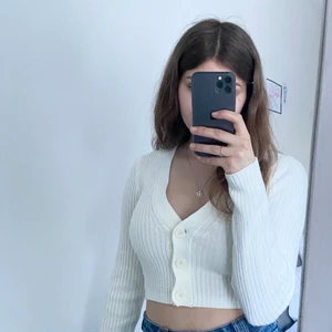 Vit kofta✨ - Jättefin vit kofta med vita knappar. Oanvänd. Stickad. Lite croppad (alltså som magtröja).🥰 XS men passar bra på S (jag är S). Hör av er för ytterligare frågor.