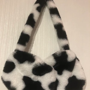 koväska  - fluffig väska från shein