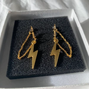 Guldiga blixtörhängen  - Ett par as snygga guldiga blixt örhängen 