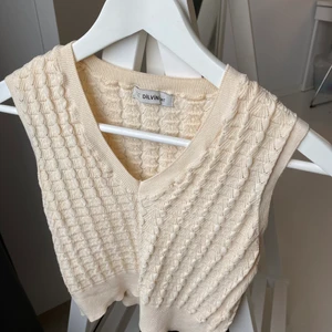 Väst från chiquelle - Somrig beige väst från chiquelle. Kan frakta eller mötas upp beroende på, priset kan diskuteras 🤍 