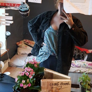 Svart Jeansjacka, Monki, XS - Svart jeansjacka från Monki, gently used, lös passform, passar bra med tjocktröja under