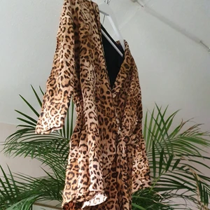 Kort leopard Sommer jumsuit  - En söt, sexig unik jumsuit som är I mycket bra skick och från djur och rok fritt hem. Den är mycket mysig till summer for kvällen och den är slut sold. I mycket bra skick och passar från xs-m. anvandade 3 gånger. Köpare står på frakt. 