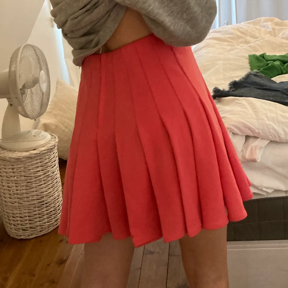rosa super fin kjol ifrĂ„n h&m! jag Ă€r en XS/S och Ă€r 165cmđđ super bra skick inga defekter alls. Hameet.