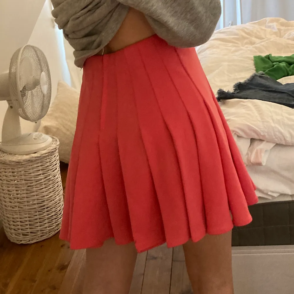 rosa super fin kjol ifrån h&m! jag är en XS/S och är 165cm💗💗 super bra skick inga defekter alls. Kjolar.