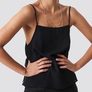 NA-KD SQUARE NECK CAMI SLIP SINGLET BLACK S - Nypris 99kr. Skinny straps and square neck. Excellent used condition. Poly chiffon type of fabric (brb with the exact materials). Lined. No holes, tears, rips, stains, snags, pilling. Smoke and pet free storage space. No other flaws to note. Disclaimer: Please expect some general wear in all secondhand pre-owned items as they have lived a previous life, so do not expect a mint item. 