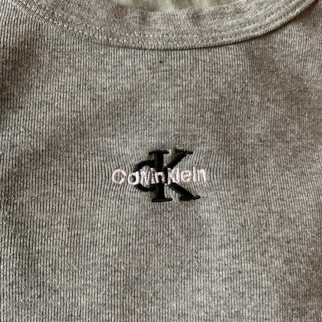 Grått linne med logga. - 90