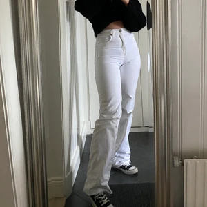 Vita jeans från Zara - Säljer dessa populära vita jeans från Zara då dom tyvärr är något små på mig 🤍