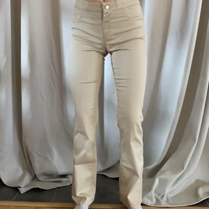 Beiga bootcut jeans  - Helt nya jeans från Lindex bara testade säljer för att dom var för dom var för tajta i midjan för mig. Storlek 170 från barnavdelningen men sitter jätte snygg på en ungdom med storlek 34 oxå. Köparen står för frakt :)