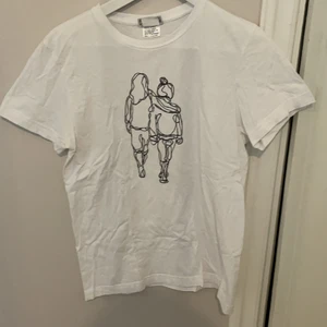 T-shirt - Säljer denna t-shirt med unik tryck. Storlek S