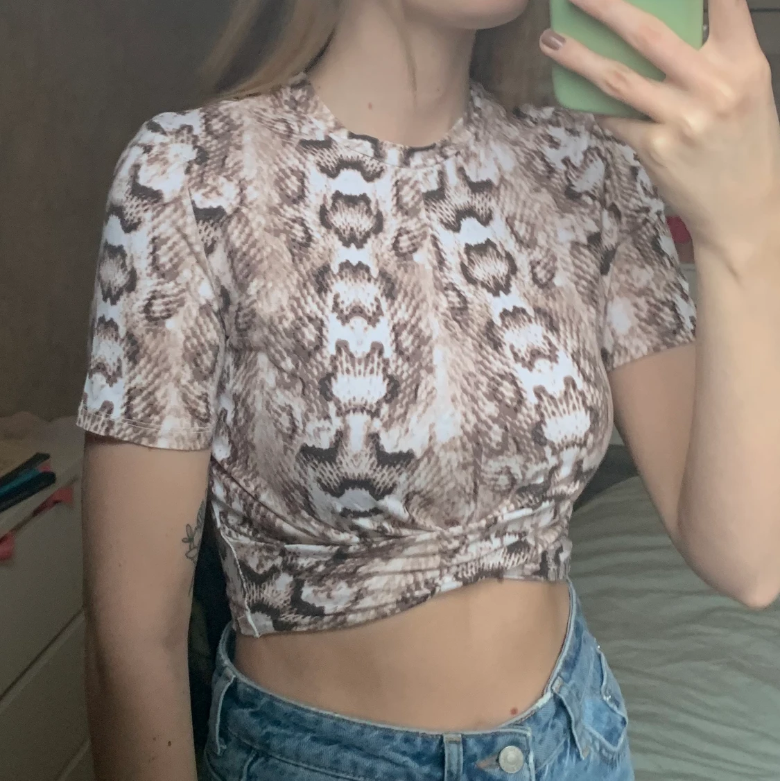 Ormskinnsmönstrad croptop - 90