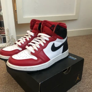Jordan 1 High Satin Snake - Intressekoll på mina sparsamt använda jordans då dem ej kommer till användning. Storlek 36,5 men passar mig som vanligtvis har 37/37,5. Väldigt bra skick. 💓