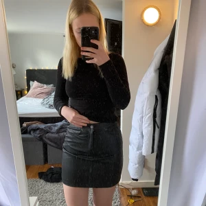 Svart skinnkjol - Kjolen är i bra skick och knappt använd. Den har en normal passform och den är lite stretchig. Storleken är 36 och säljer den för 100 kr plus frakt på 48 kr❤️