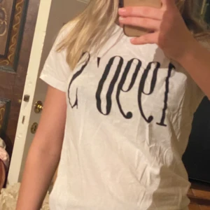 T-shirt  - Fin T-shirt från Gina tricot. Den är lite större i strloken så passar även s. Frakt tillkommer 