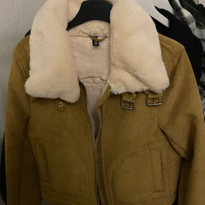 Vår jacka  - Säljer en jätte fin vår jacka! Köparen står för frakten😌