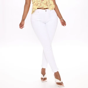 Fashion nova jeans - Helt nya jeans från fashion nova, står dock nåt annat märke på dem💓 säljer så dem är lite för stora för mig, storlek 3 som motsvarar XS/S