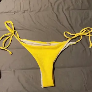 En fin gul bikiniunderdel, helt oanvänd!💕💕