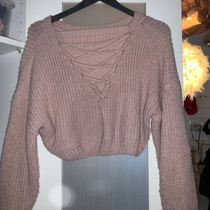 Kroppad stickad tröja men öppen rygg  - Säljer pågrund av att det inte kommer till användning, storlek S