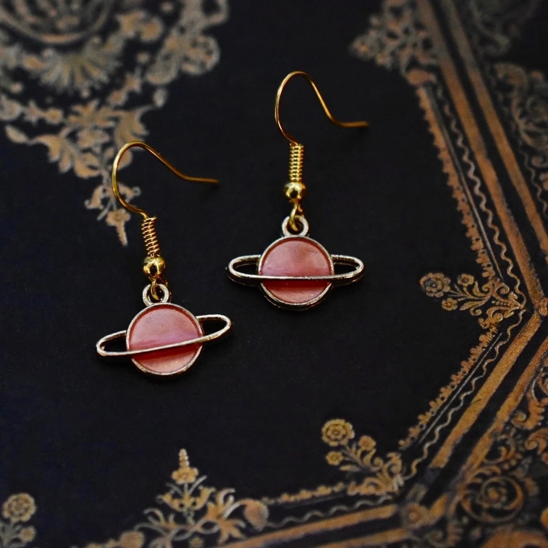 Örhängen med rosa planeter