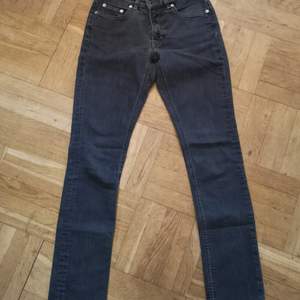 Jeans från Filippa K. Modell Niki Jeans. Färg black Raw men jag skulle säga att de är gråa. Mycket bra skick. 