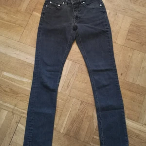Filippa K grå jeans storlek 28/32 - Jeans från Filippa K. Modell Niki Jeans. Färg black Raw men jag skulle säga att de är gråa. Mycket bra skick. 