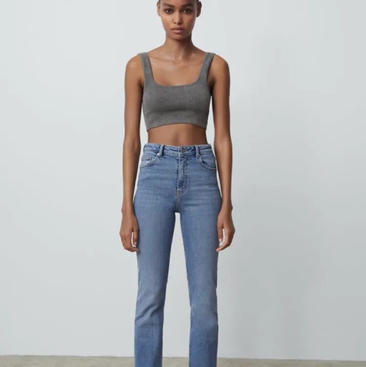 Snygga o eftertraktade zara jeans med slits nere vid ankeln. De är highwaisted och endast använda 2 gånger. Bara att skriva om du vill se andra bilder❤️. Jeans & Byxor.