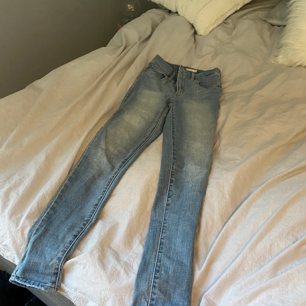 Levis jeans i modellen (mile high super skinny) strl 24. Fin blå färg och i jätte gott skick. Inga slitningar eller missfärgningar. 🥰. Jeans & Byxor.