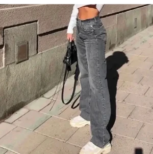 Jeans - Säljer mina gråa zara jeans, som då är för korta på mig då jag är lång. Super snygga byxor och är i super bra kvalite. Byxorna är använda endast en gång annars är dem som nya🥰🥰 