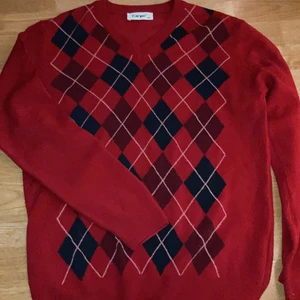 ARGYLE STYLE RED SWEATER - Superskön tröja! Storlek M, passar även mindre och större!                                                                       MEDDELA FÖR TRY-ON BILDER! KAN EVENTUELLT MÖTAS I STHLM. FRAKT CIRKA 65kr, RABATT OM DU KÖPER FLERA VAROR. PRIS KAN DISKUTERAS <3