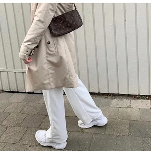 NLY CHUNKY SNEAKERS - (Lånad första bild men de är samma skor) säljer mina skor då de blivit försmå, ett par vita chunky sneakers skit snygga. Hade behållt dom själv ifall de inte var försmå. De är speciellt snygga till vida byxor 😍 i storlek 36. •man får med ett par nya skosnören som man fick med skorna (kan skicka bild till dig om du är intreserad) •Tvättar också skorna innan ja skickar de🥰🥰 (säljer  också liknande byxor som de på första bilden. skriv privat om ni är intresserade av något)