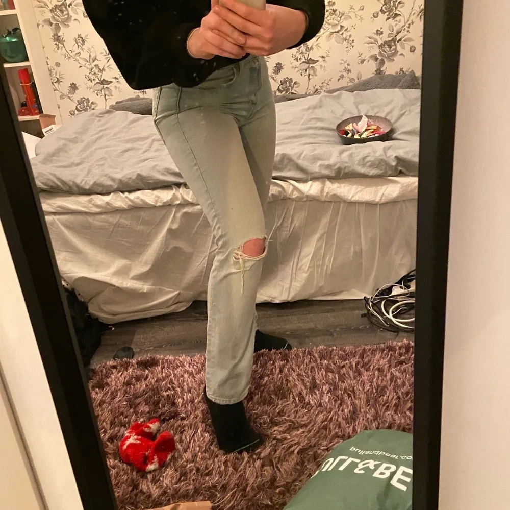 Ett par oanvända snygga jeans med slitningar på knäna!! Riktigt trendiga!! Säljer för att dem börjar lite små. Nyskick! . Jeans & Byxor.