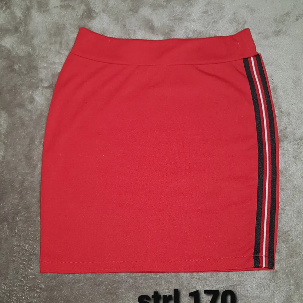 Röd kjol ❣storlek 170❣ 50 kr (aldrig använd)       💚SÅLD💚Svart kjol 🖤 storlek XS-S🖤 50 kr (använd fåtal)    BUDA med minst 10 kr 💠 köparen står för frakt.. Kjolar.
